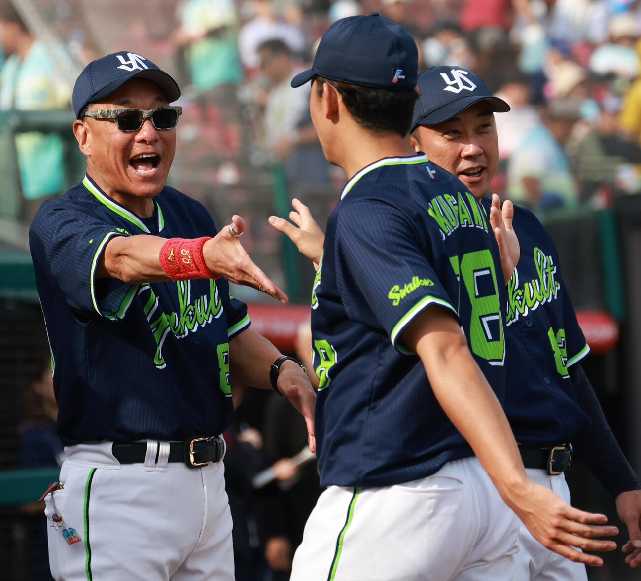 楽天対ヤクルト　2勝目を挙げた奥川恭伸を握手で迎える池山隆寛監督（撮影・水谷安孝）