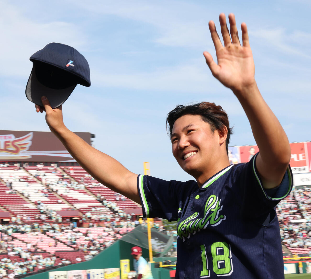 楽天対ヤクルト　7回1失点で2勝目を挙げ笑顔で手を振る奥川恭伸（撮影・水谷安孝）