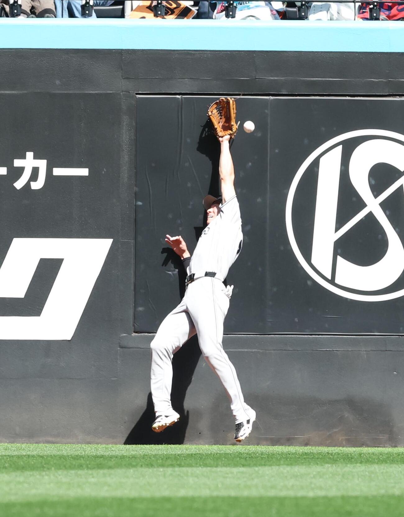 日本ハム対巨人　3回裏日本ハム2死一、二塁、松本剛は郡司裕也の打球に飛び付くも届かず（撮影・黒川智章）