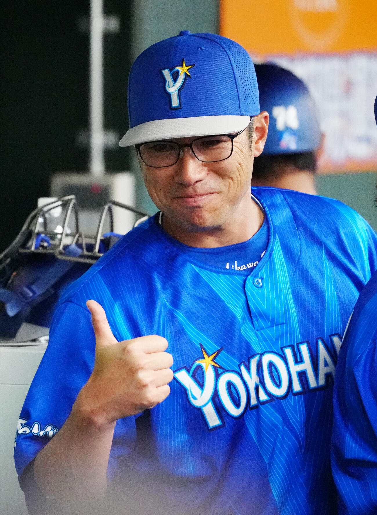 交流戦　西武対DeNA 5回裏終了後、ベンチでDeNA先発の尾形崇斗にサムズアップポーズを見せる相川亮二監督（撮影・江口和貴）＝2026年5月31日