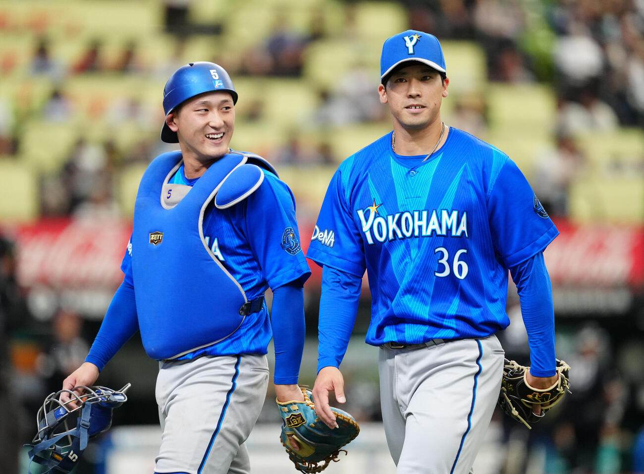 交流戦　西武対DeNA 4回裏終了後、言葉を交わしベンチに引き揚げるDeNA先発の尾形崇斗（右）と捕手松尾汐恩（撮影・江口和貴）＝2026年5月31日