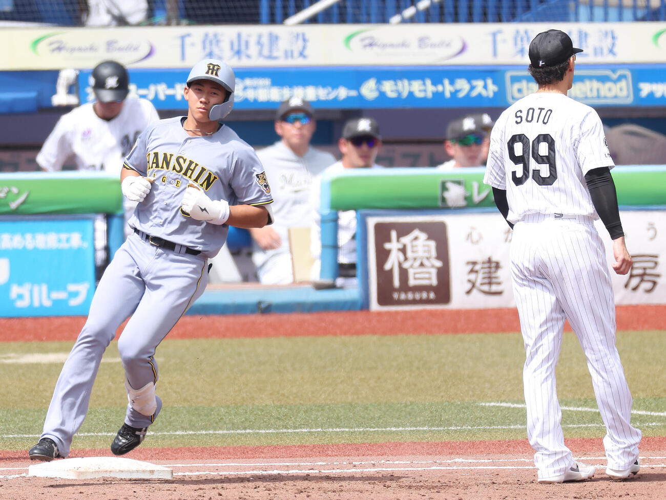 ロッテ対阪神　4回表阪神2死、中前打を放ち出塁する立石正広（撮影・河田真司）