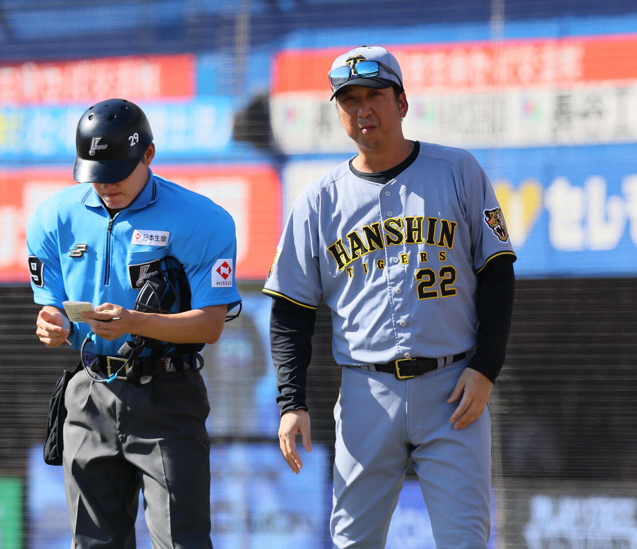 ロッテ対阪　8回、交代を告げる藤川球児監督（撮影・藤尾明華）＝2026年5月31日、ZOZOマリンスタジアム