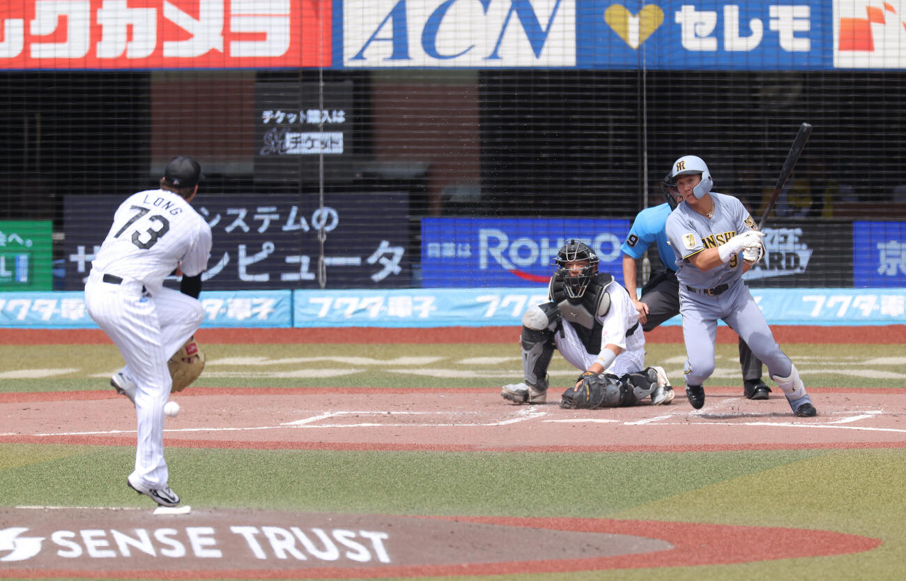 ロッテ対阪神　4回表阪神2死、中前打を放つ立石正広。投手ロング（撮影・河田真司）