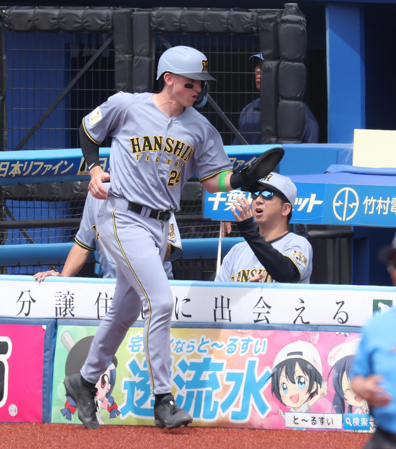 ロッテ対阪神　3回表阪神無死一、三塁、梅野隆太郎の併殺打から生還するディベイディー（左）を迎える藤川球児監督（撮影・河田真司）