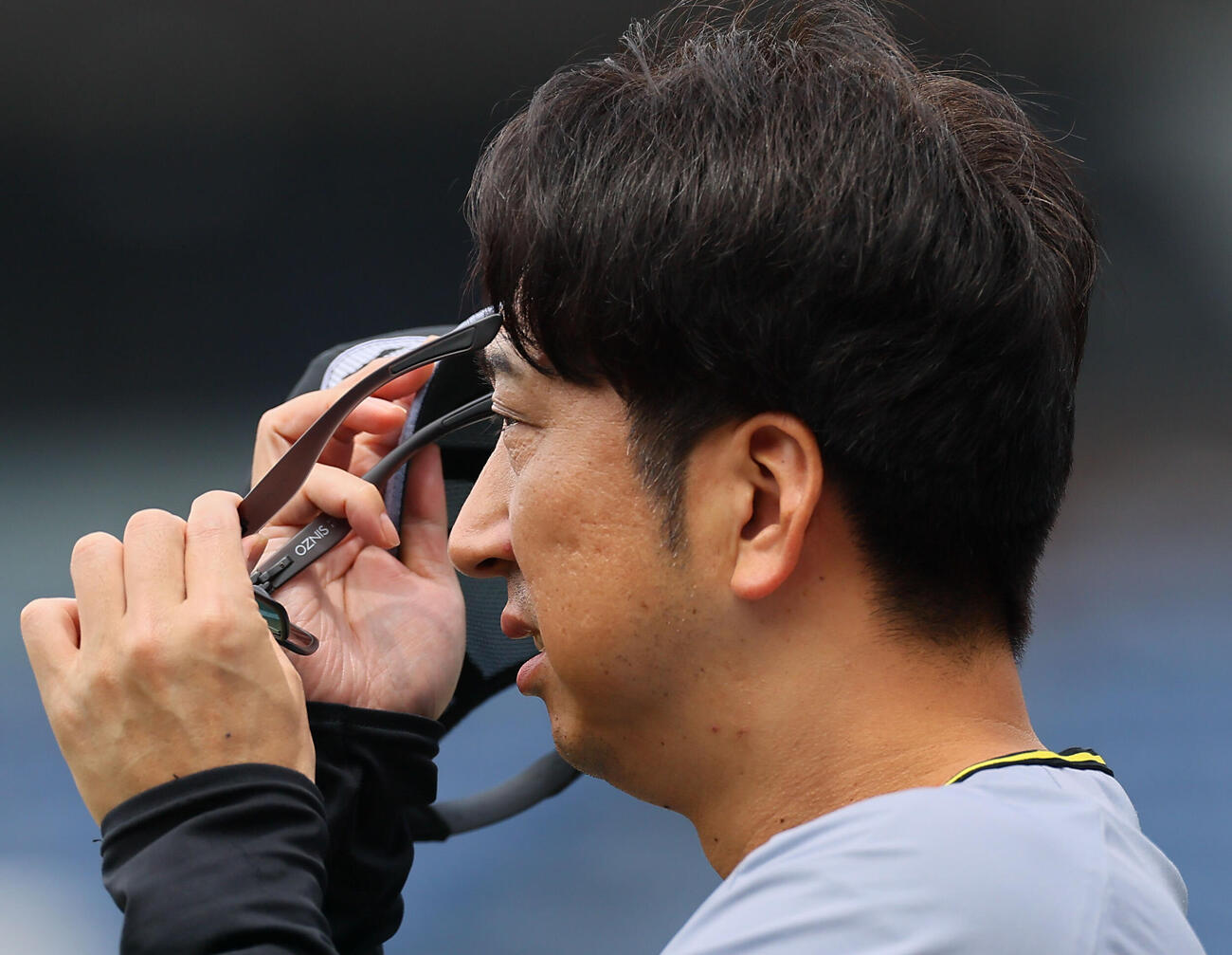 ロッテ対阪　グラウンドに出てサングラスをする阪神藤川球児監督（撮影・藤尾明華）＝2026年5月31日、ZOZOマリンスタジアム