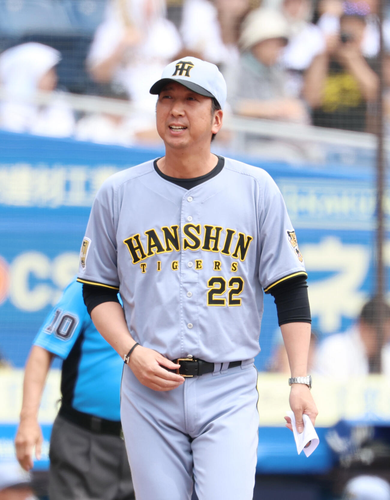 ロッテ対阪神　メンバー表交換に向かう阪神藤川球児監督（撮影・増田悦実）＝2026年5月31日