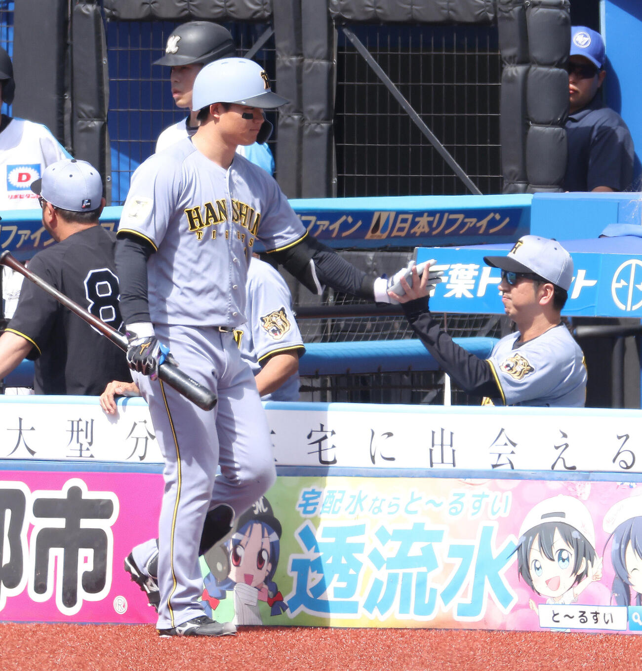 ロッテ対阪神　5回表阪神1死一、三塁、犠飛でベンチに戻る森下翔太（左）を迎える藤川球児監督（撮影・河田真司）