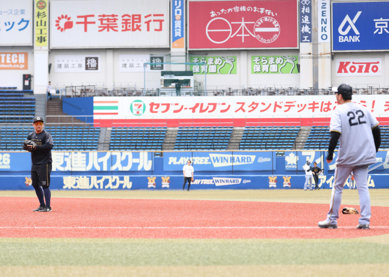 ロッテ対阪神　藤川球児監督（右）に指導を受ける嶋村麟士朗（撮影・増田悦実）＝2026年5月31日、ZOZOマリンスタジアム