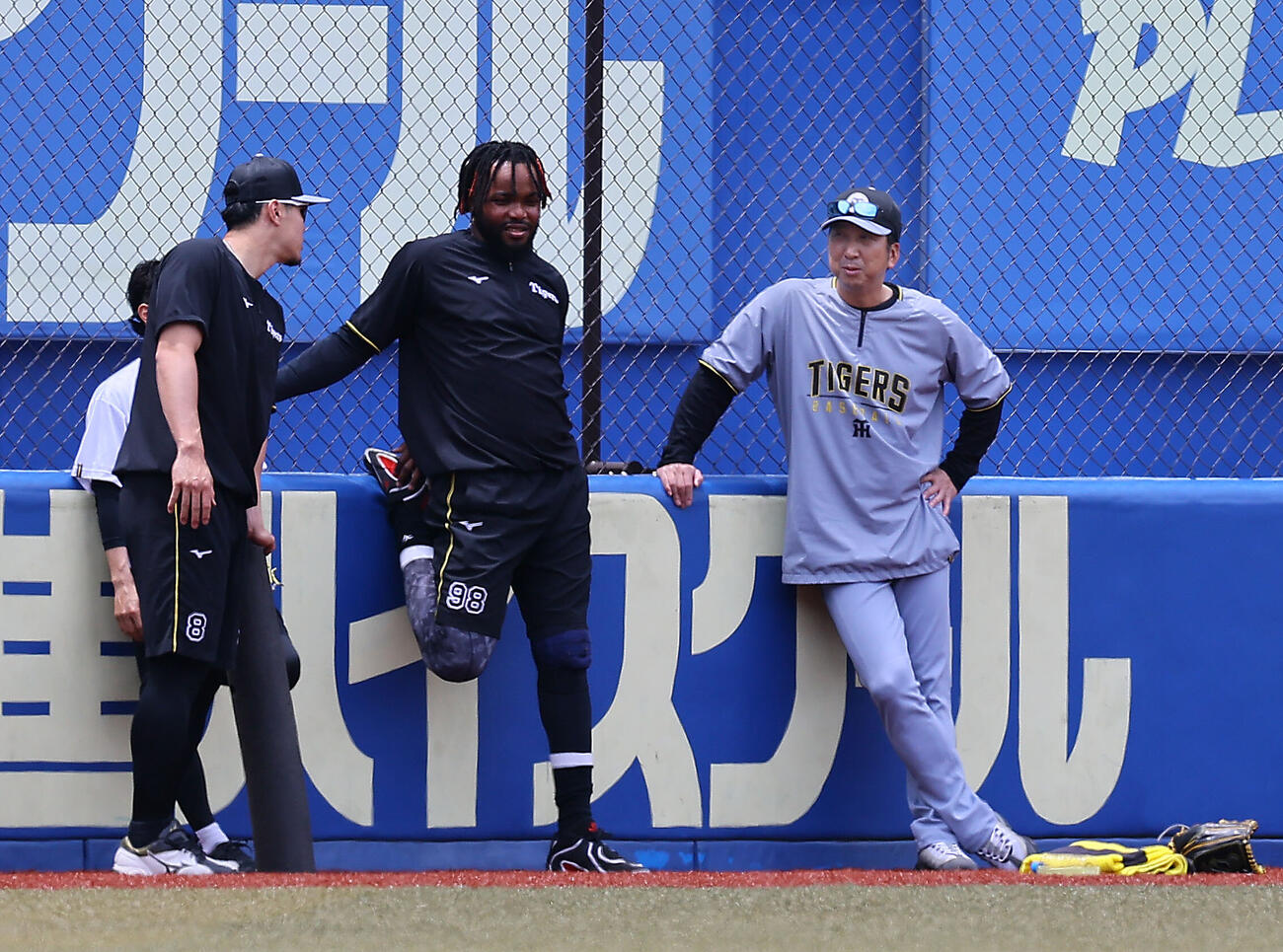 ロッテ対阪　練習中に話をする、右から阪神藤川球児監督、ラファエル・ドリス、佐藤輝明（撮影・藤尾明華）＝2026年5月31日、ZOZOマリンスタジアム