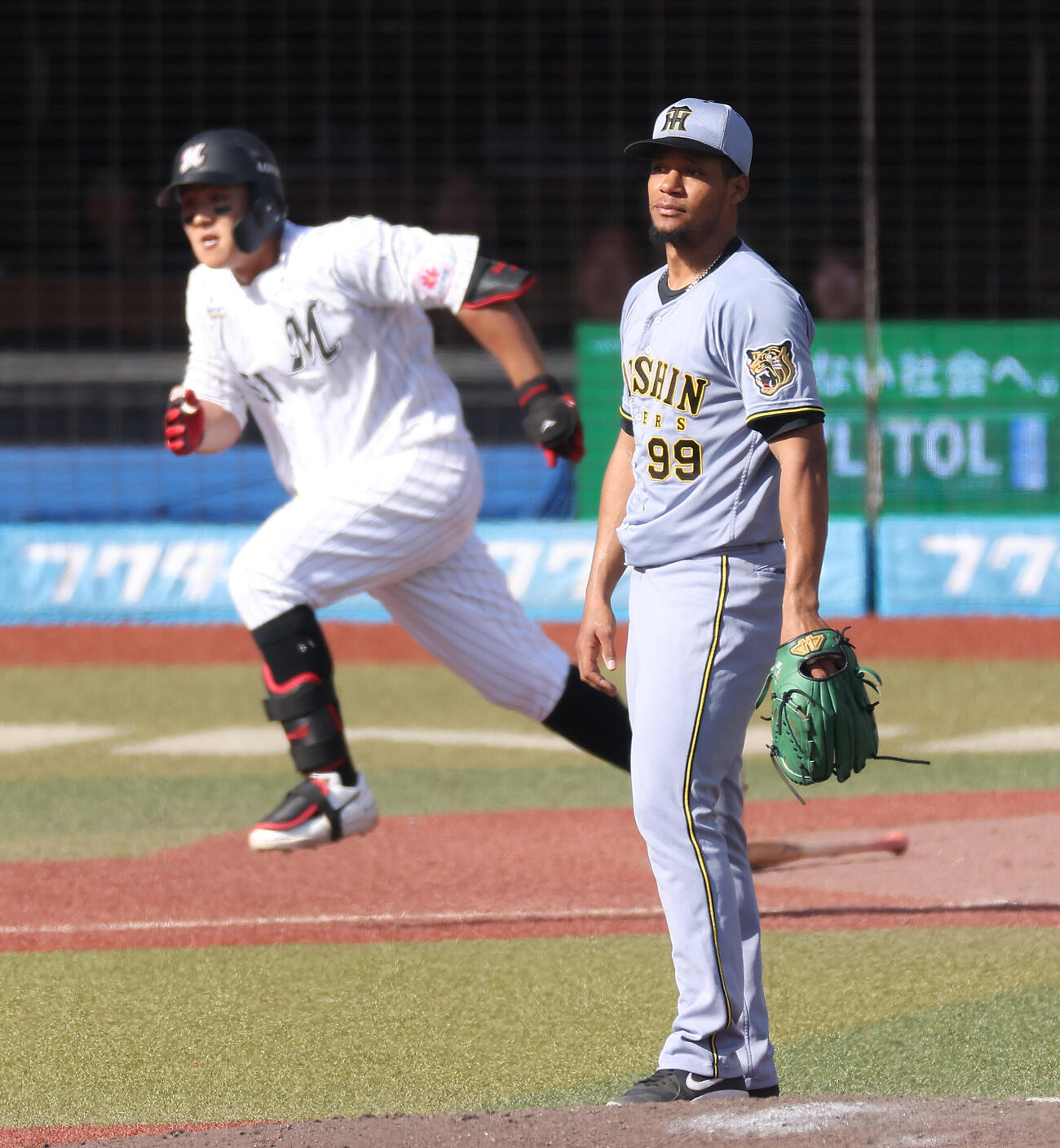 ロッテ対阪神　8回裏ロッテ1死一、二塁、山口航輝に2点適時二塁打を浴びるモレッタ（撮影・河田真司）
