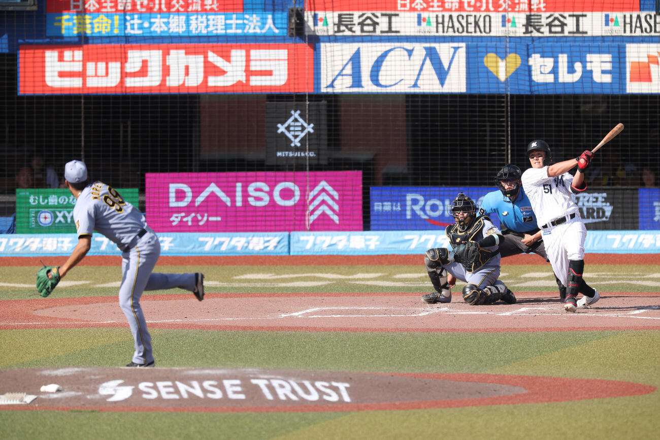 ロッテ対阪神　8回裏ロッテ1死一、二塁、2点適時二塁打を放つ山口航輝。投手モレッタ（撮影・河田真司）