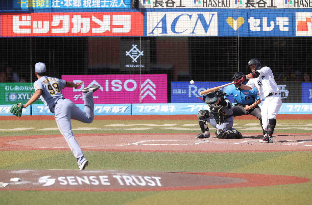 ロッテ対阪神　8回裏ロッテ1死一、二塁、2点適時二塁打を放つ山口航輝。投手モレッタ（撮影・河田真司）