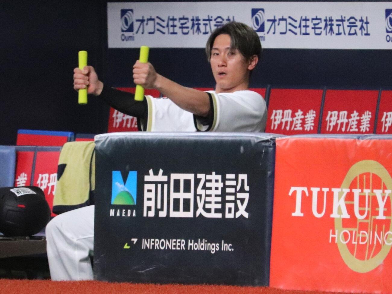 2026年5月6日、オリックス対ロッテ　試合前にオリックス渡部遼人の愛用品「ナボソ」のセンサリースティックを借りて体を動かす、西川龍馬（撮影・中島麗）