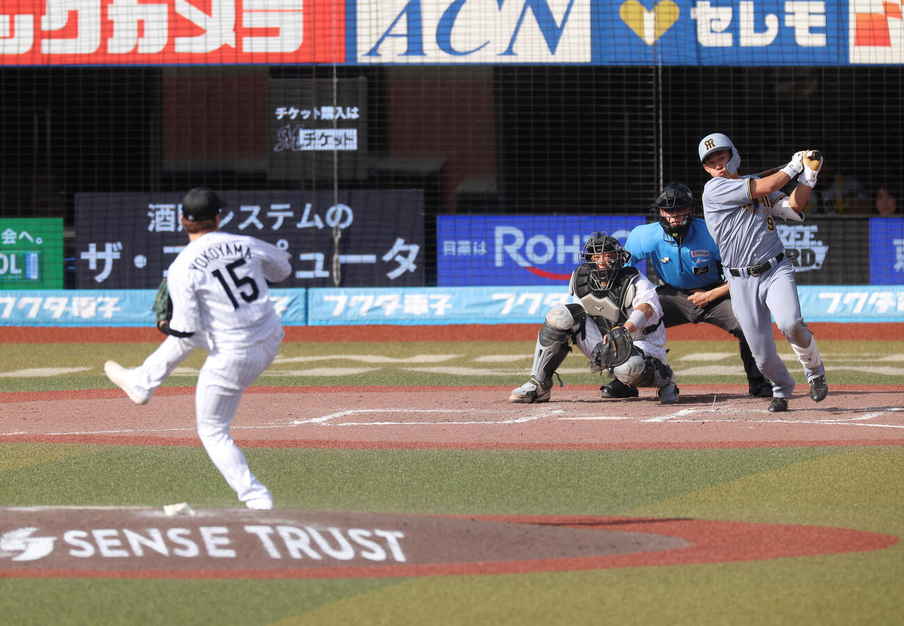 ロッテ対阪神　9回表阪神1死、遊撃内野安打を放つ立石正広。投手横山陸人（撮影・河田真司）