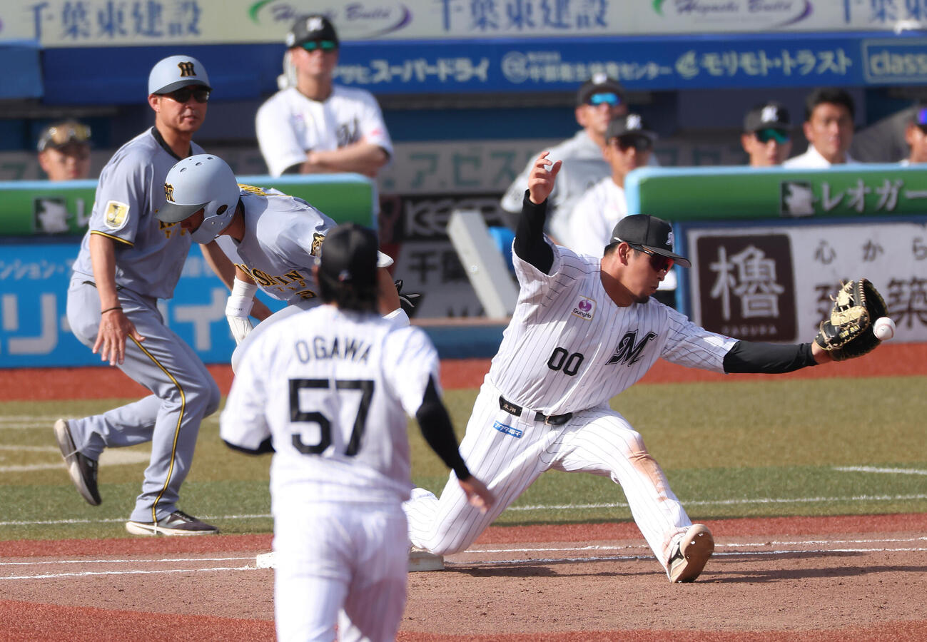 ロッテ対阪神　9回表阪神1死、遊撃内野安打を放ち出塁する立石正広（撮影・河田真司）