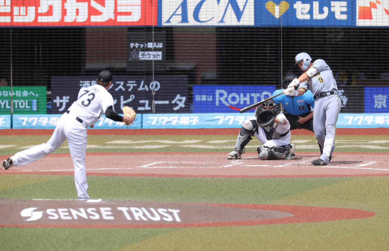 ロッテ対阪神　4回表阪神2死、中前打を放つ立石正広。投手ロング（撮影・河田真司）