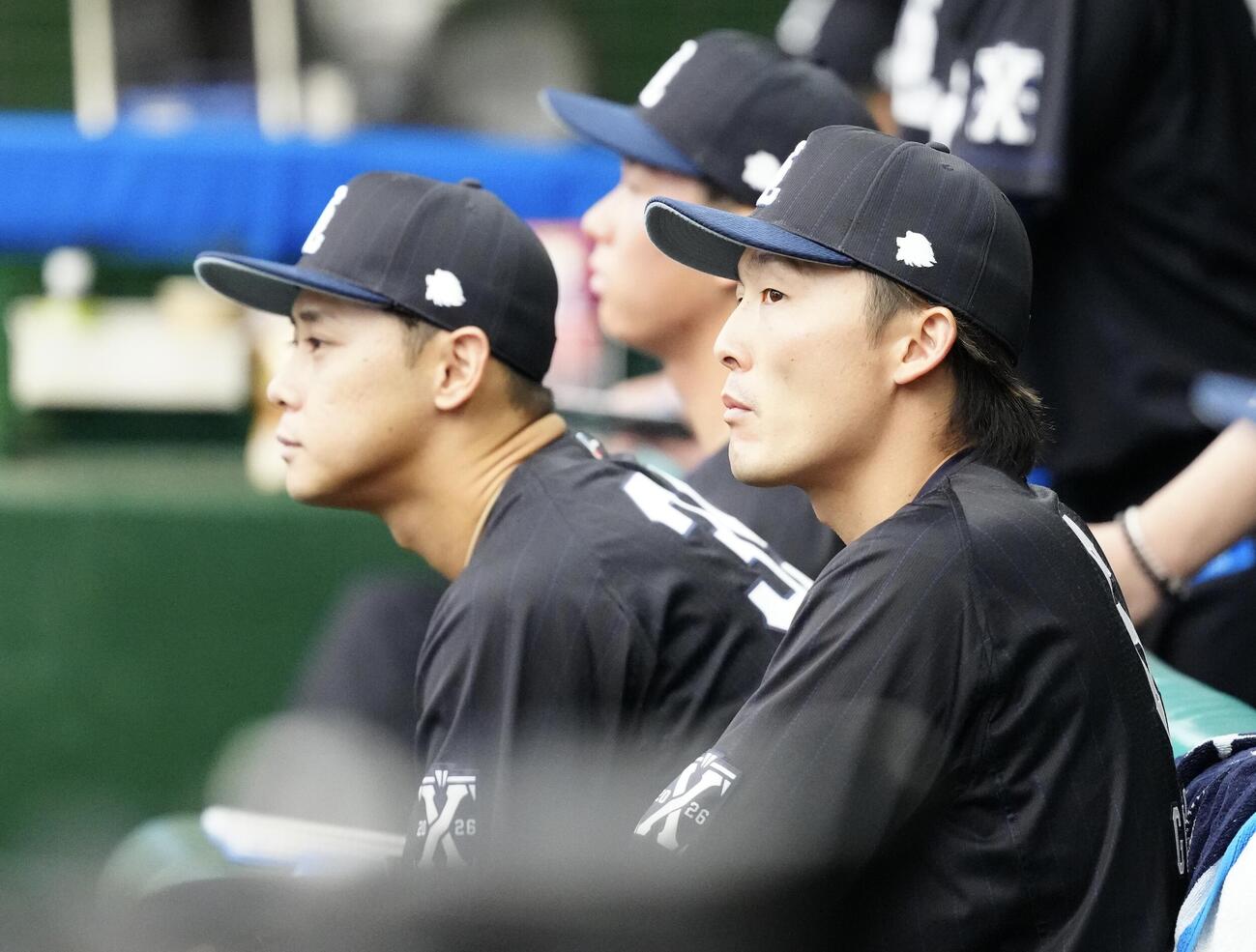 交流戦　西武対DeNA 1回表、ベンチから見つめる西武源田壮亮（右）（撮影・江口和貴）