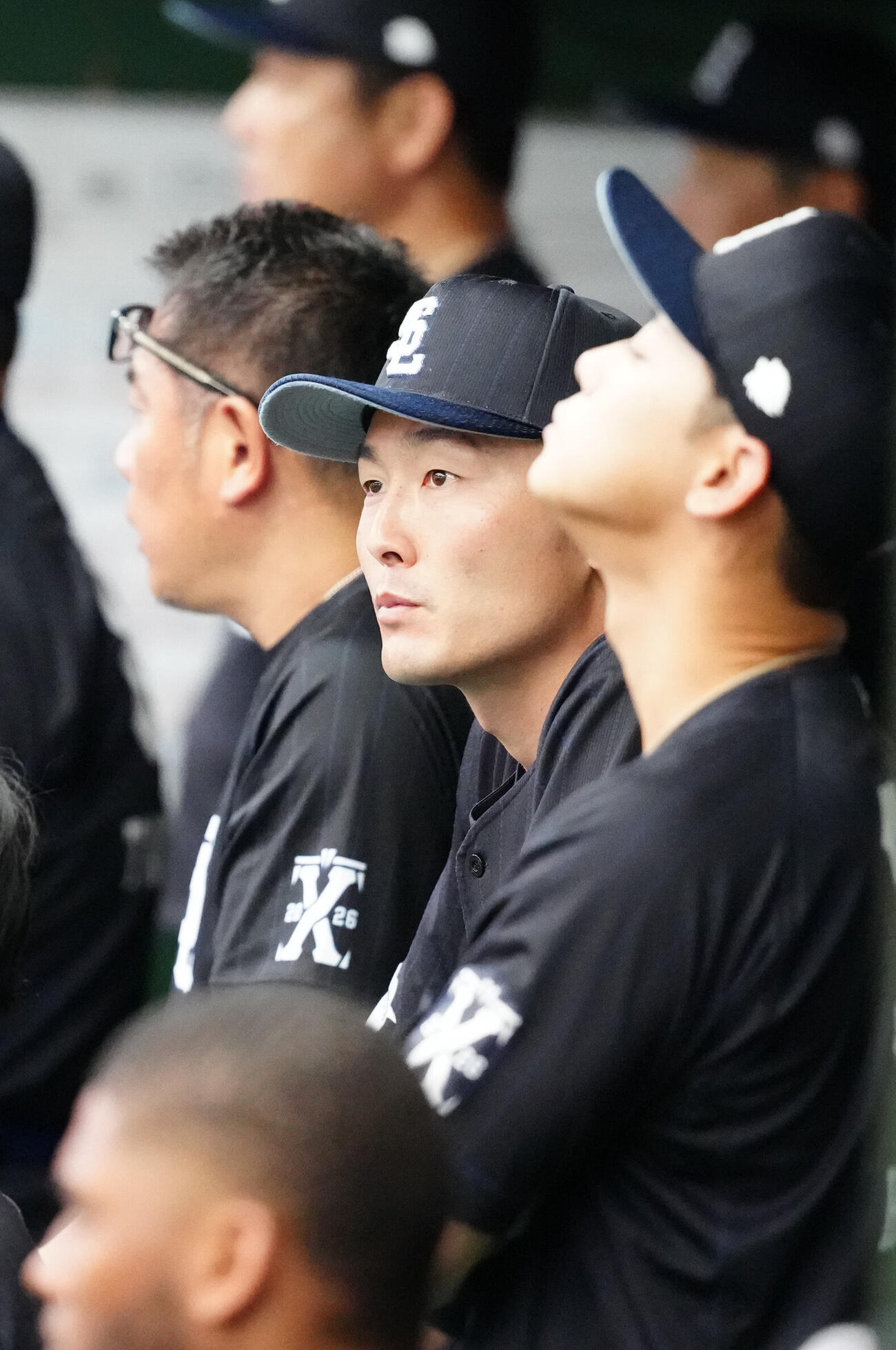 交流戦　西武対DeNA 1回裏、ベンチから戦況を見つめる西武源田壮亮（中央）（撮影・江口和貴）