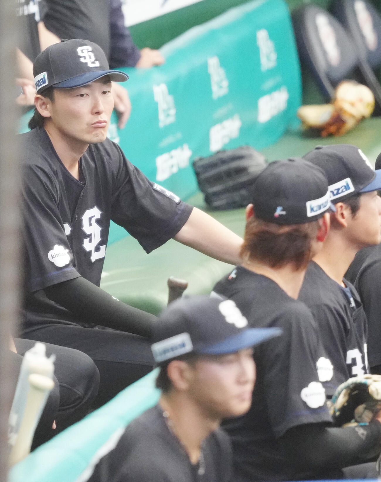 交流戦　西武対DeNA 2回表、ベンチから戦況を見つめる西武源田壮亮（左）（撮影・江口和貴）