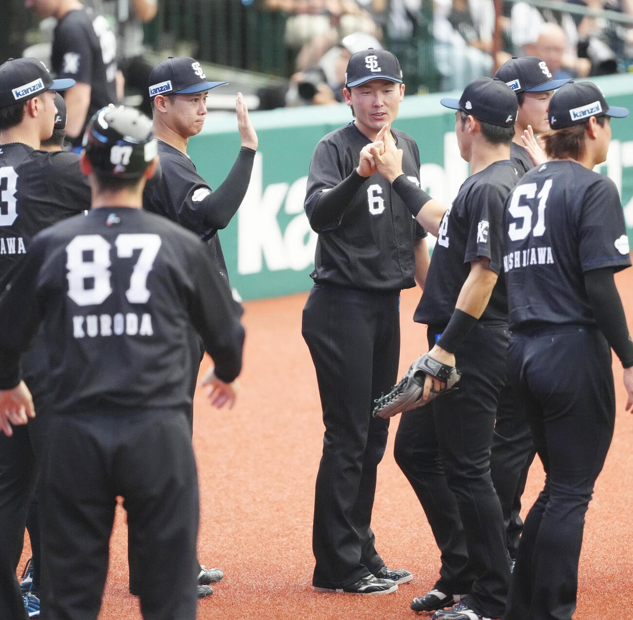 交流戦　西武対DeNA 2回表終了後、チームメートを出迎える西武源田壮亮（中央）（撮影・江口和貴）