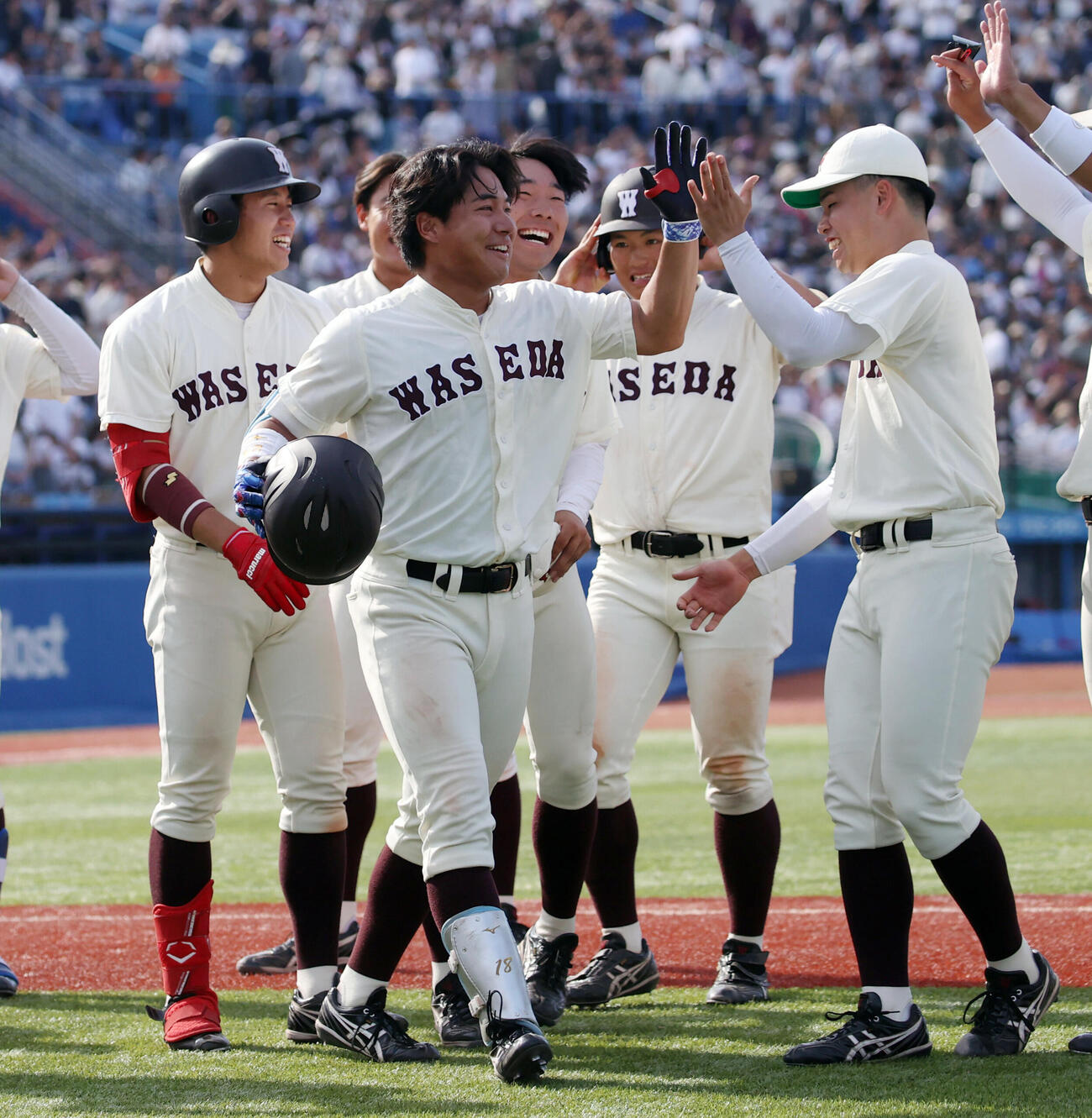 6大学野球　慶大対早大　9回裏早大2死一、三塁、徳丸快晴（中央）はサヨナラ打を放ちナインとハイタッチする（撮影・柴田隆二）（＝2026年5月31日）