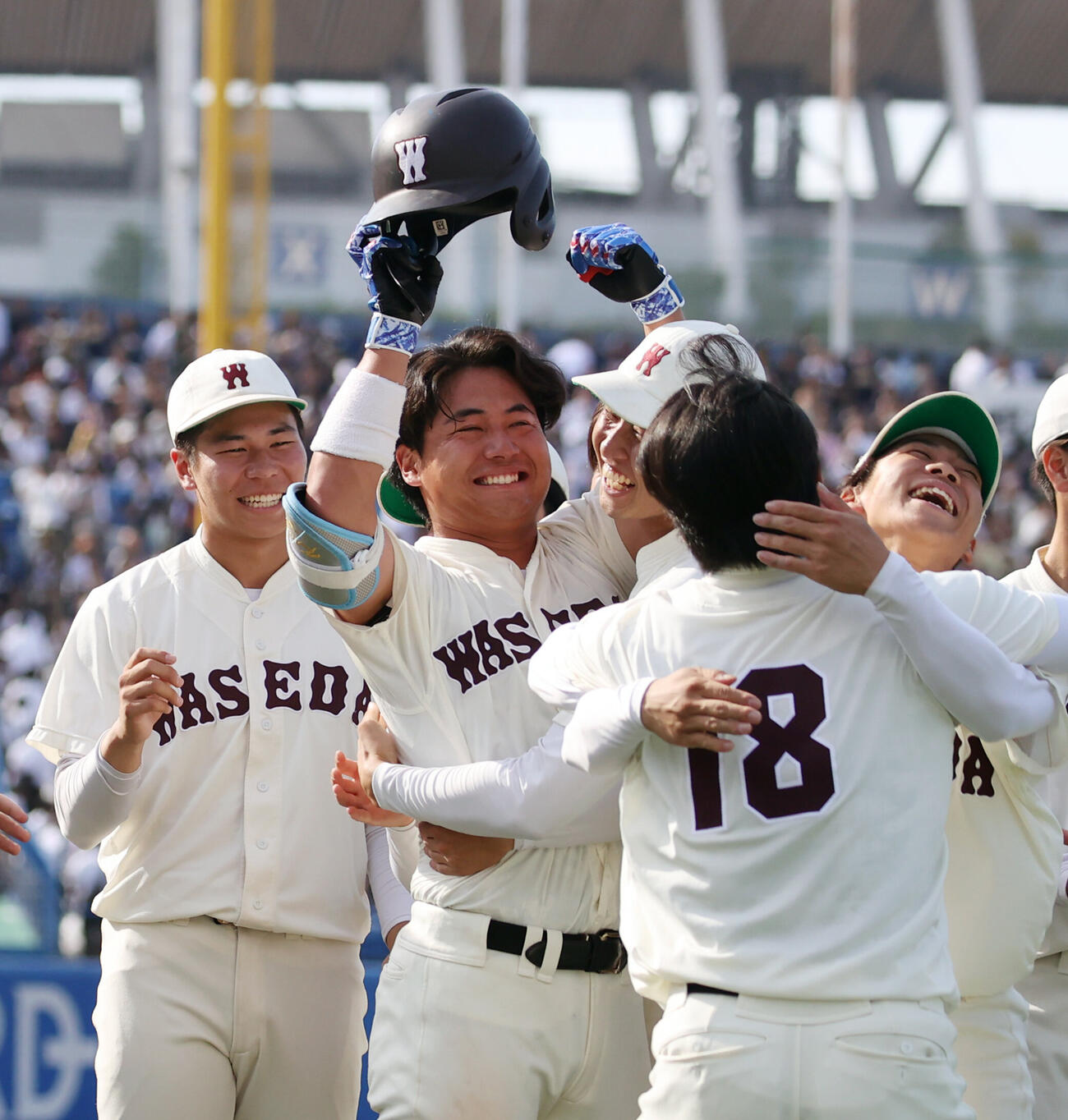 6大学野球　慶大対早大　9回裏早大2死一、三塁、徳丸快晴（中央）はサヨナラ打を放ちナインと抱き合う（撮影・柴田隆二）（＝2026年5月31日）
