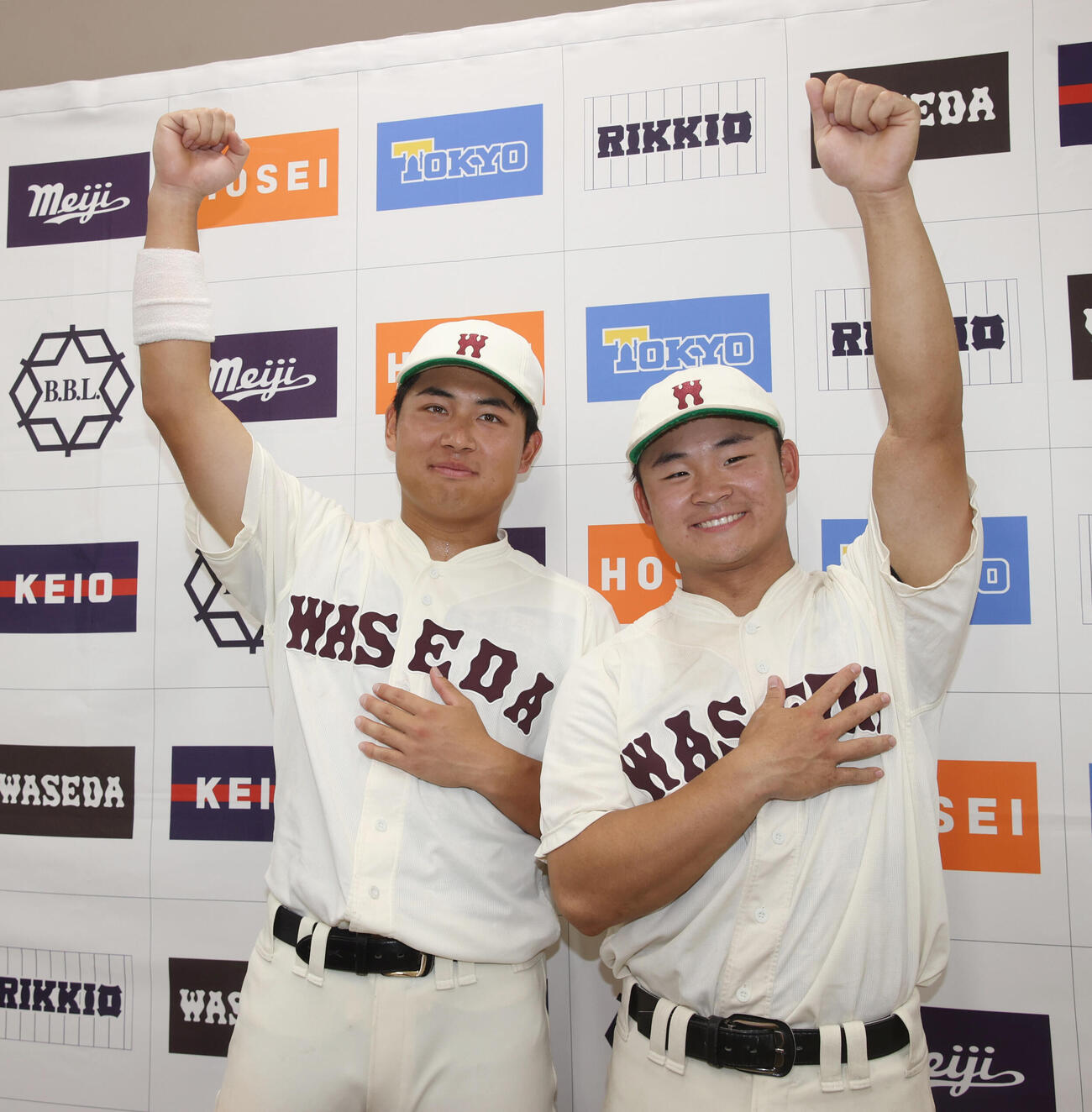 6大学野球　慶大対早大　天覧試合で本塁打を放った早大・徳丸快晴(左)と霜結太はポーズを決める（撮影・柴田隆二）（＝2026年5月31日）