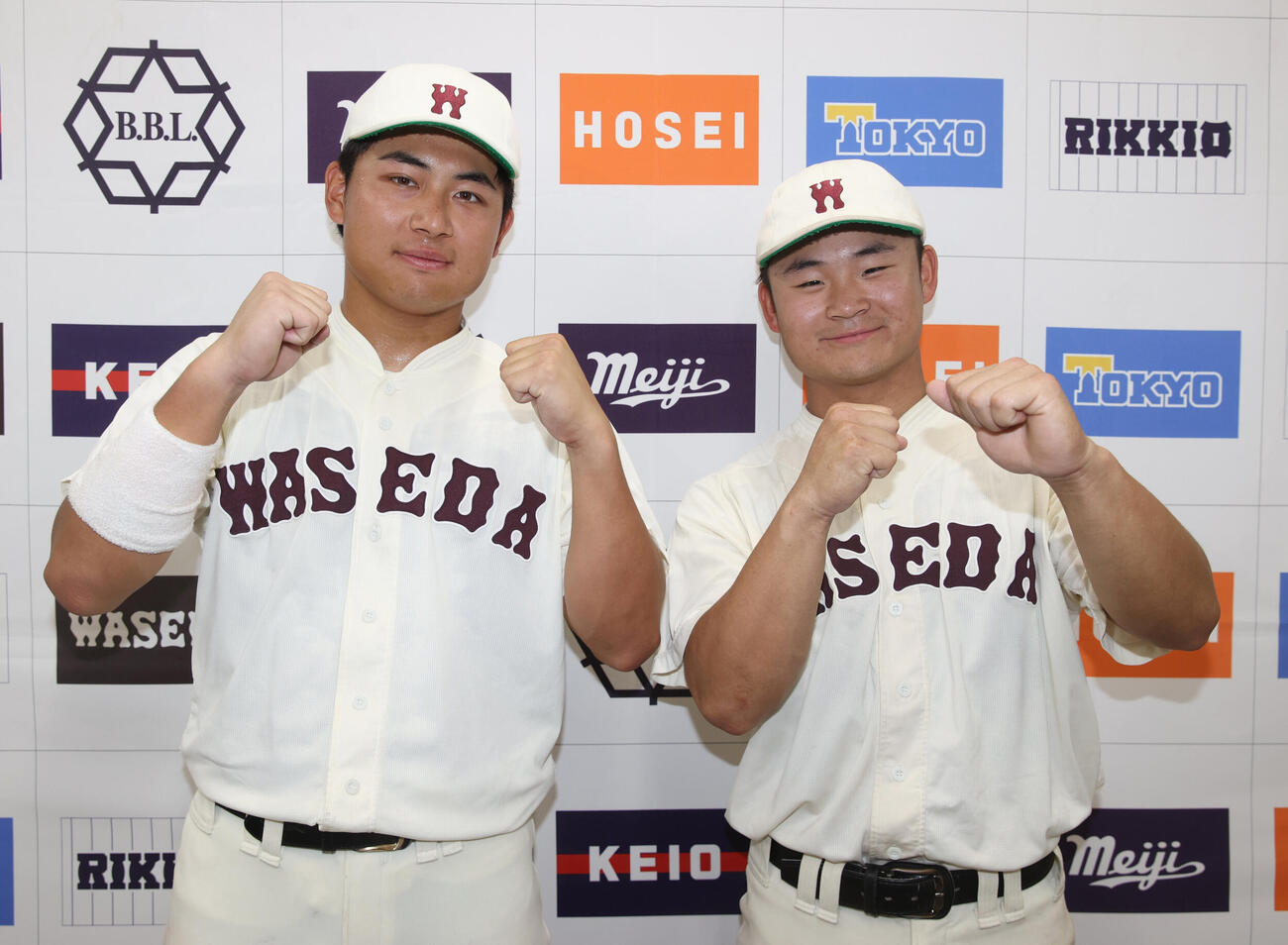 6大学野球　慶大対早大　天覧試合で本塁打を放った早大・徳丸快晴(左)と霜結太はガッツポーズする（撮影・柴田隆二）（＝2026年5月31日）