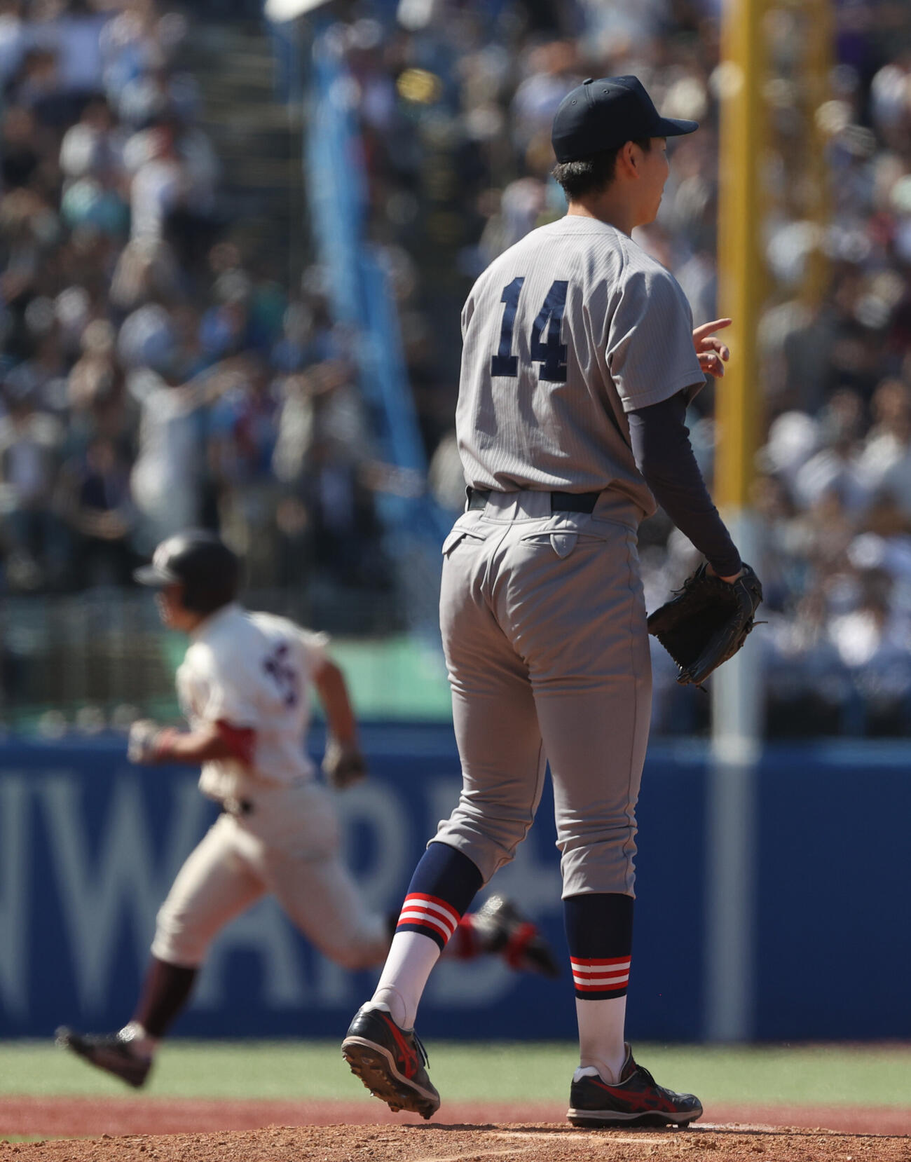 6大学野球　慶大対早大　7回裏早大1死、代打霜結太に本塁打を浴びた慶大・鈴木佳門（撮影・柴田隆二）（＝2026年5月31日）