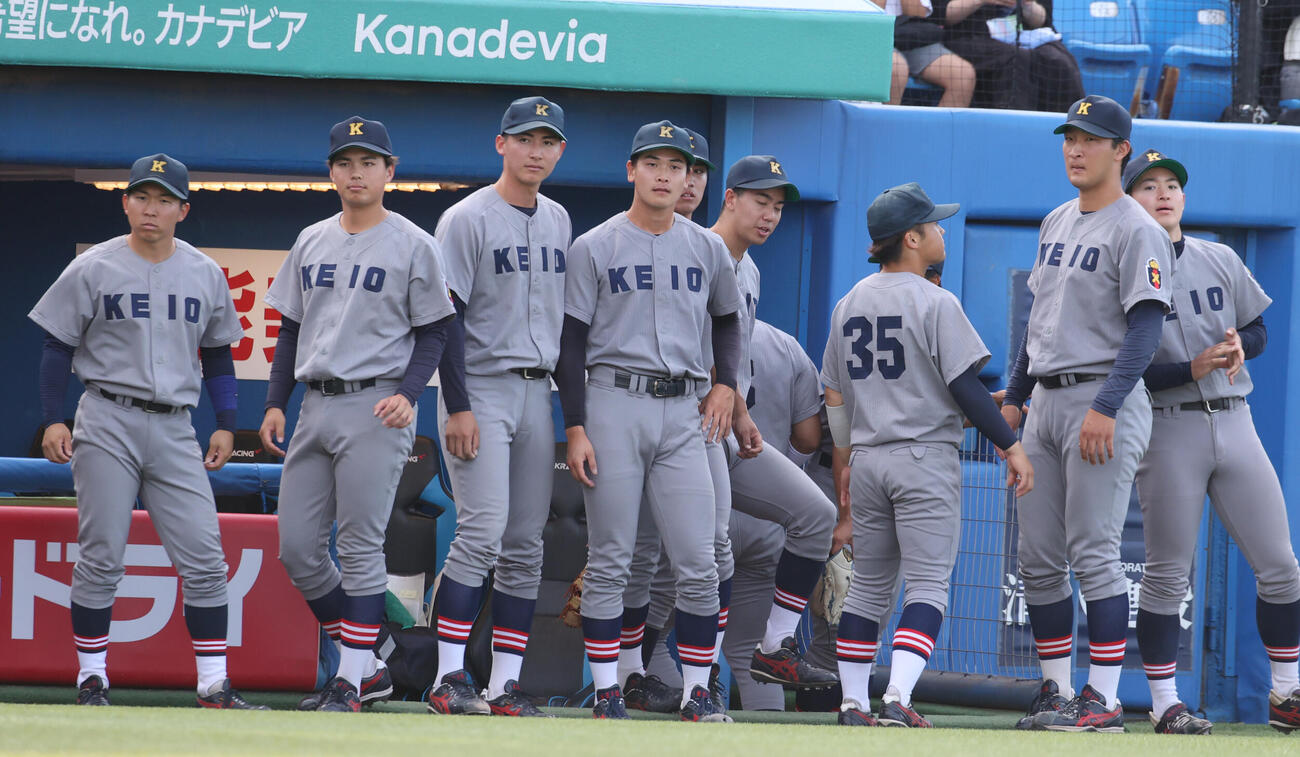 6大学野球　慶大対早大　サヨナラ負けした慶大ナイン（撮影・柴田隆二）（＝2026年5月31日）