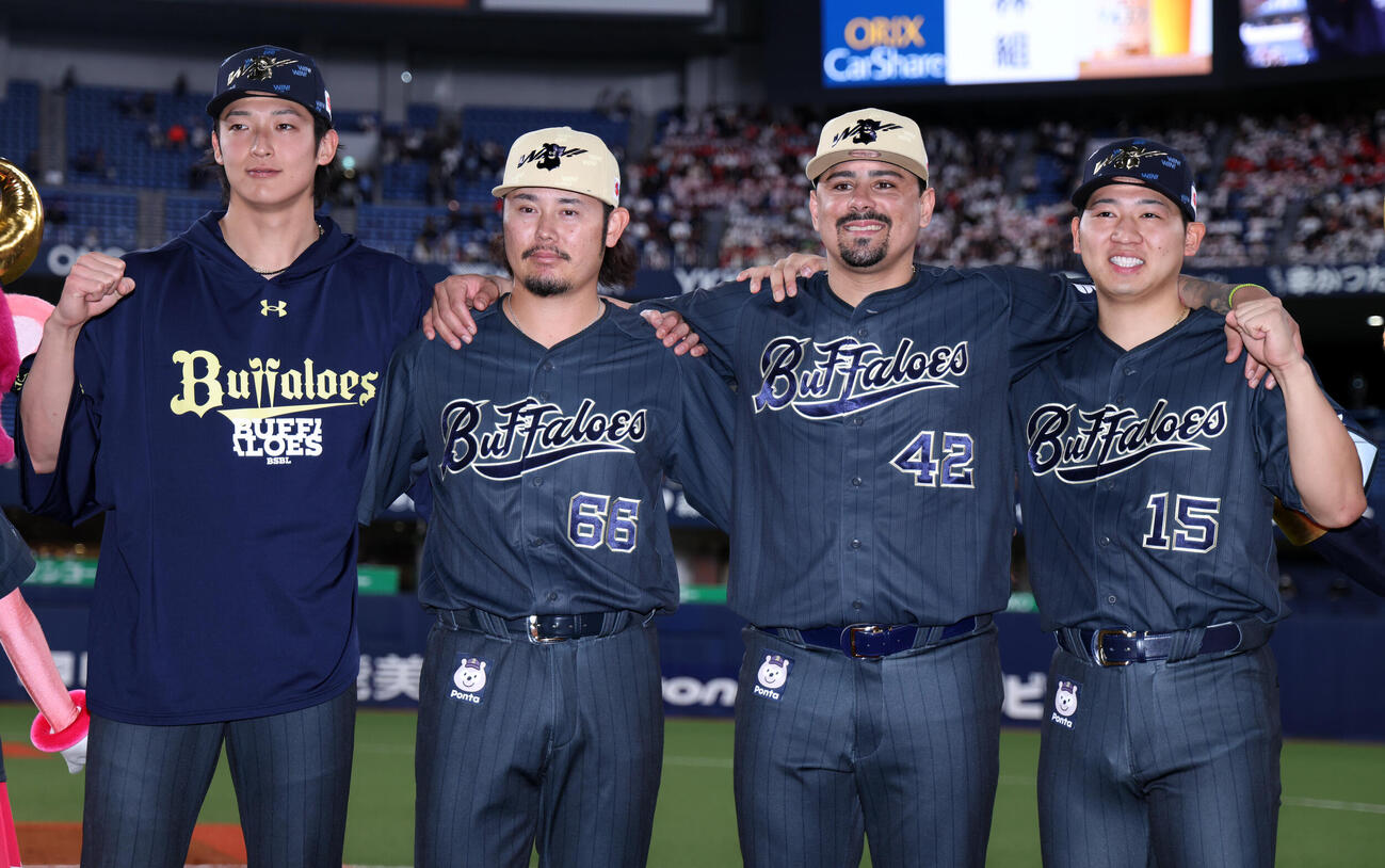 オリックス対中日　肩を組んで笑顔を見せる、左からオリックス山崎颯一郎、博志、アンドレス・マチャド、椋木蓮（撮影・前田充）