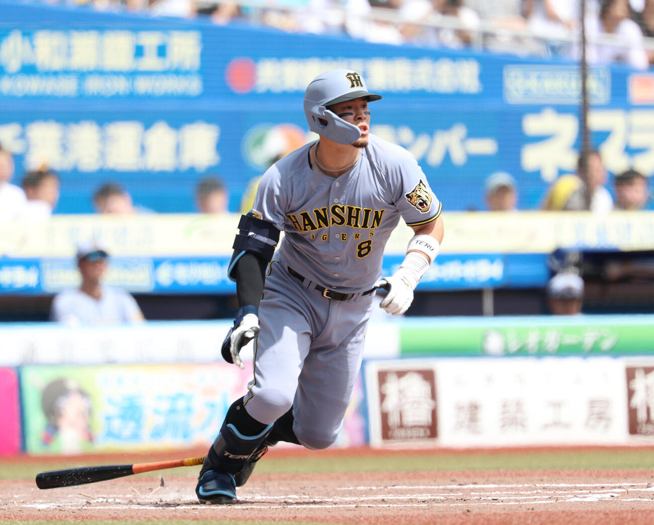ロッテ対阪神　4回表阪神無死、右前打を放つ佐藤輝明（撮影・増田悦実）