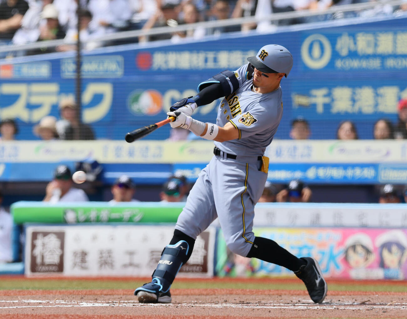 ロッテ対阪　4回表阪神無死、佐藤輝明は右前打を放つ（撮影・藤尾明華）＝2026年5月31日、ZOZOマリンスタジアム
