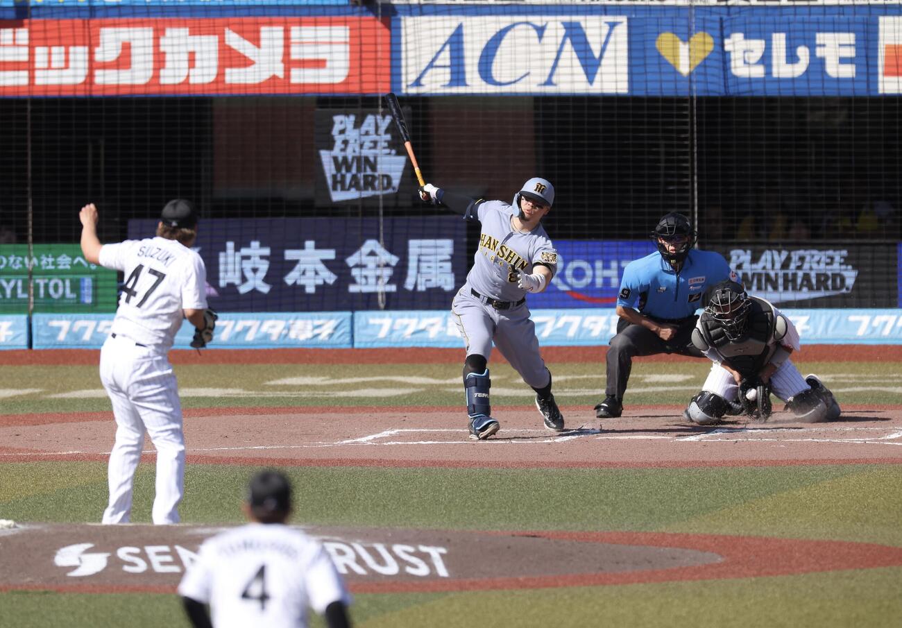 交流戦　ロッテ対阪神　8回表阪神2死、空振り三振に倒れる佐藤輝明。投手鈴木昭汰（撮影・河田真司）＝2026年5月31日