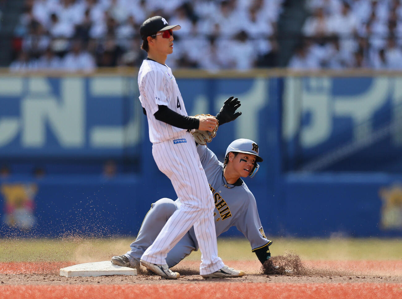 ロッテ対阪　5回表版1死一塁、打者中野拓夢のとき二盗を決める梅野隆太郎（撮影・藤尾明華）