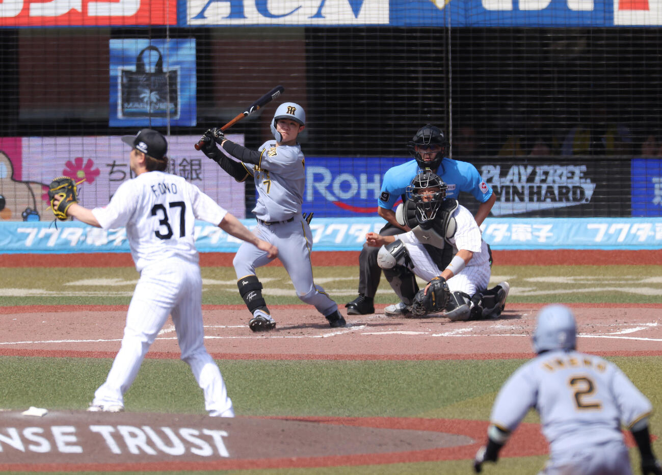 ロッテ対阪神　5回表阪神1死二塁、中前打を放つ中野拓夢。。投手小野郁（撮影・河田真司）