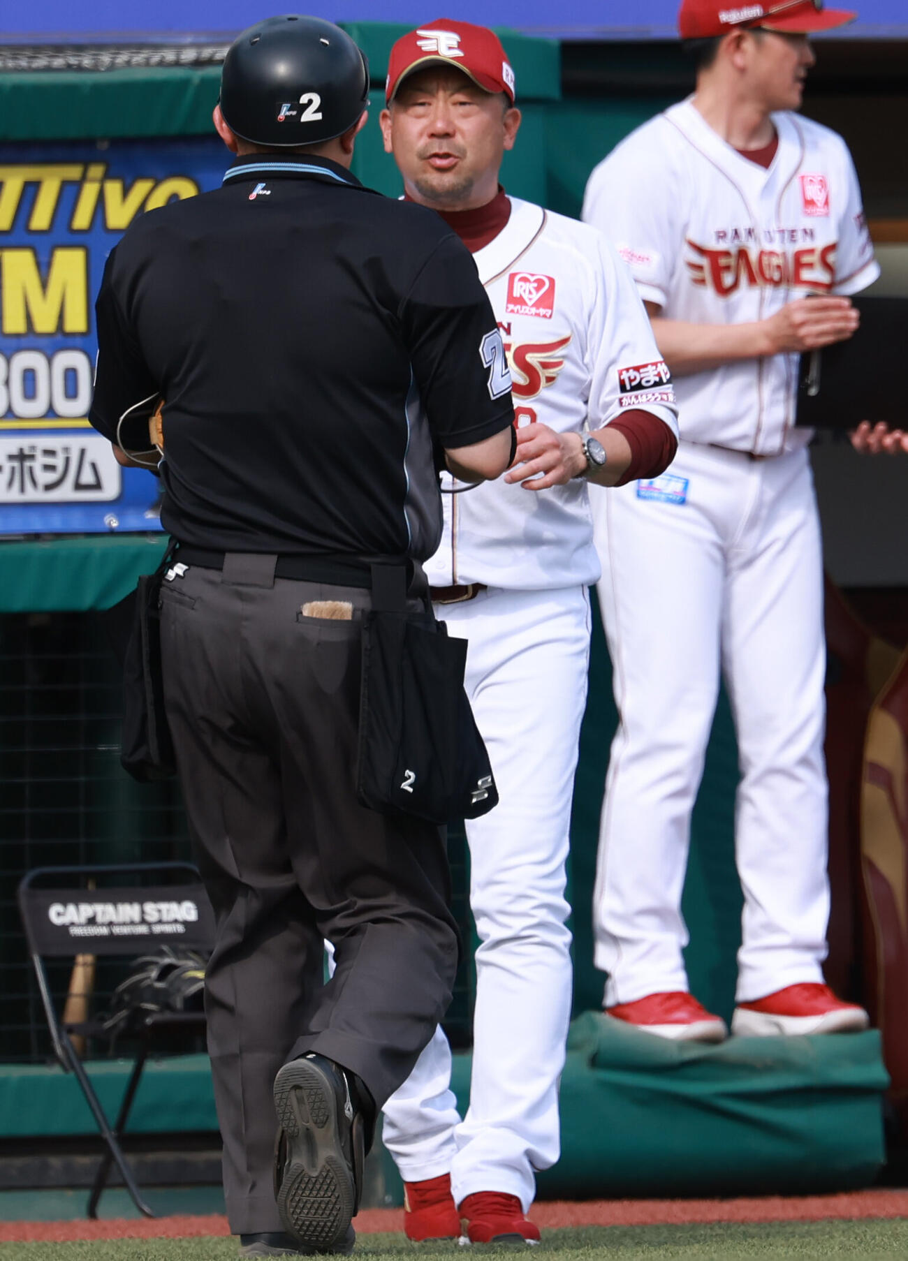 交流戦　楽天対ヤクルト　選手交代を告げる楽天三木肇監督（撮影・水谷安孝）