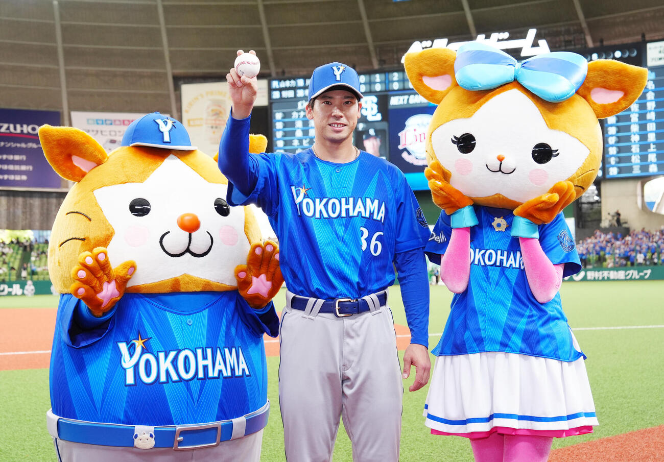 交流戦　西武対DeNA　移籍後初勝利となり、ウイニングボールを手に写真に納まるDeNA尾形崇斗（中央）。左はDB．スターマン、右はDB．キララ（撮影・江口和貴）