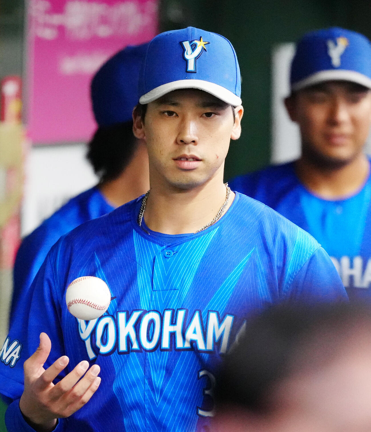 交流戦　西武対DeNA　試合後、ウイニングボールを宙に舞わせるDeNA尾形崇斗（撮影・江口和貴）