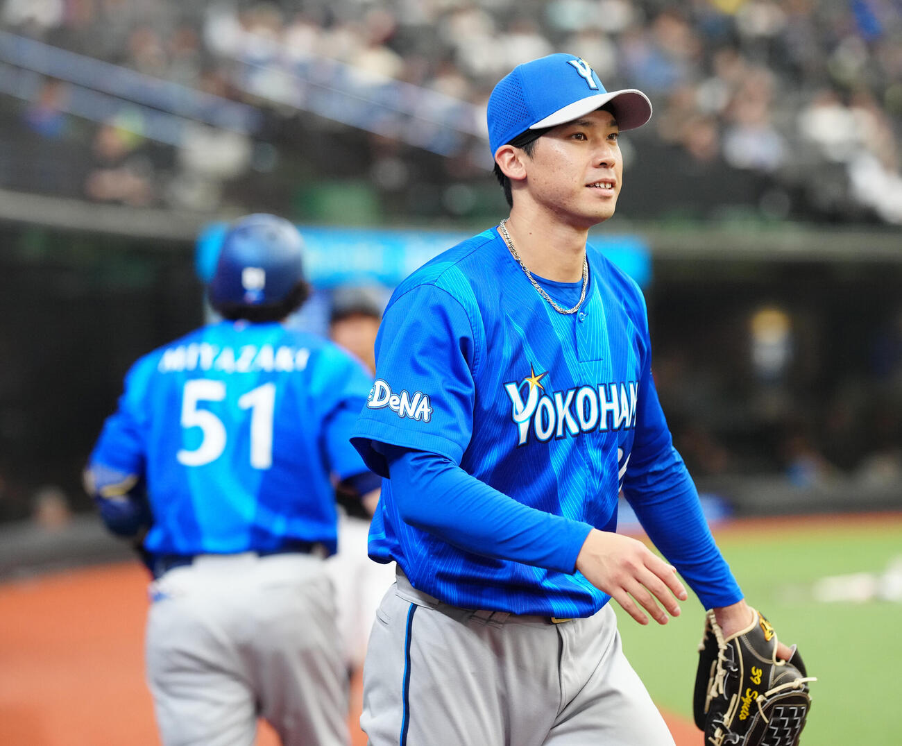 交流戦　西武対DeNA 5回表DeNA2死、ソロ本塁打を放った宮崎敏郎（左）を迎えた尾形崇斗（撮影・江口和貴）
