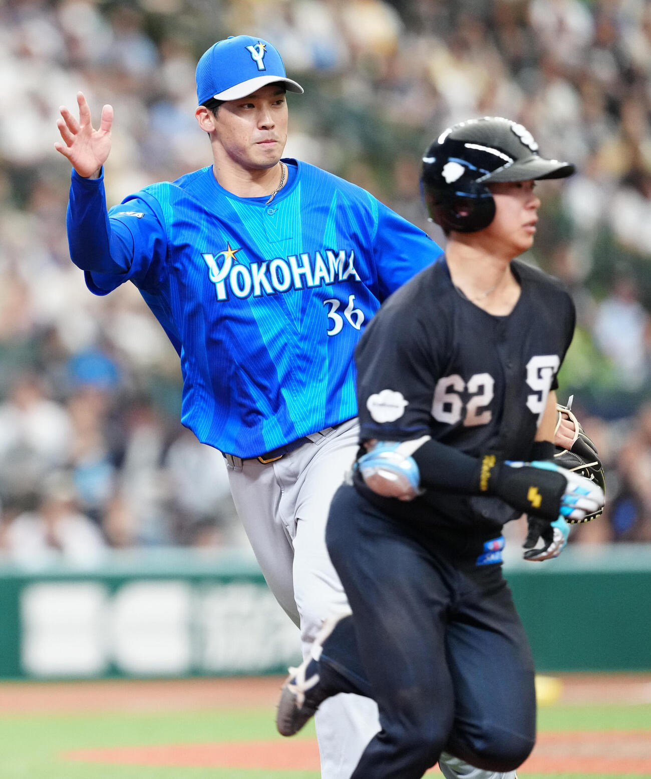 交流戦　西武対DeNA 5回裏西武2死一塁、滝沢夏央（右）を一ゴロに仕留める尾形崇斗（撮影・江口和貴）