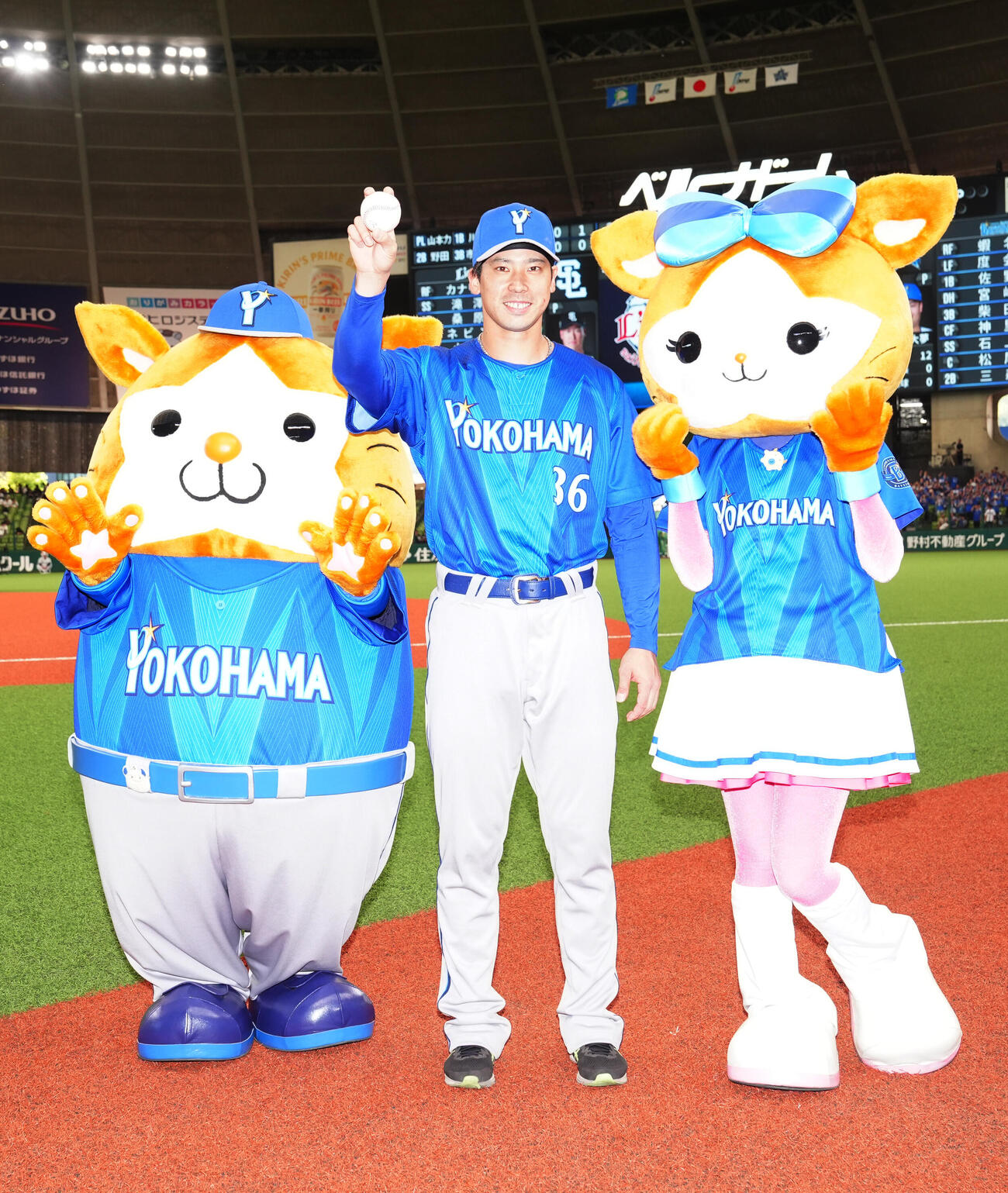 交流戦　西武対DeNA　移籍後初勝利となり、ウイニングボールを手に写真に納まるDeNA尾形崇斗（中央）。左はDB．スターマン、右はDB．キララ（撮影・江口和貴）