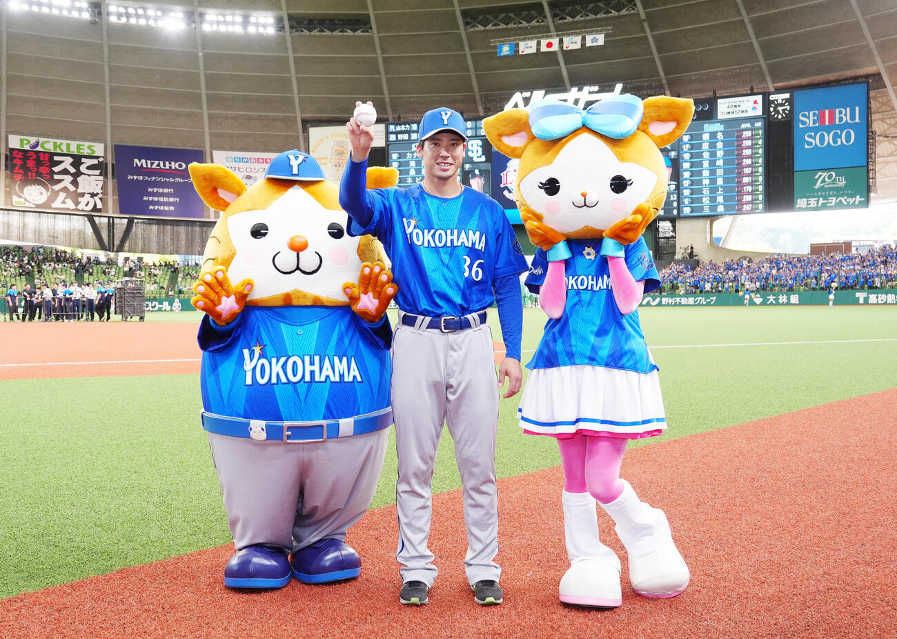 交流戦　西武対DeNA　移籍後初勝利となり、ウイニングボールを手に写真に納まるDeNA尾形崇斗（中央）。左はDB．スターマン、右はDB．キララ（撮影・江口和貴）