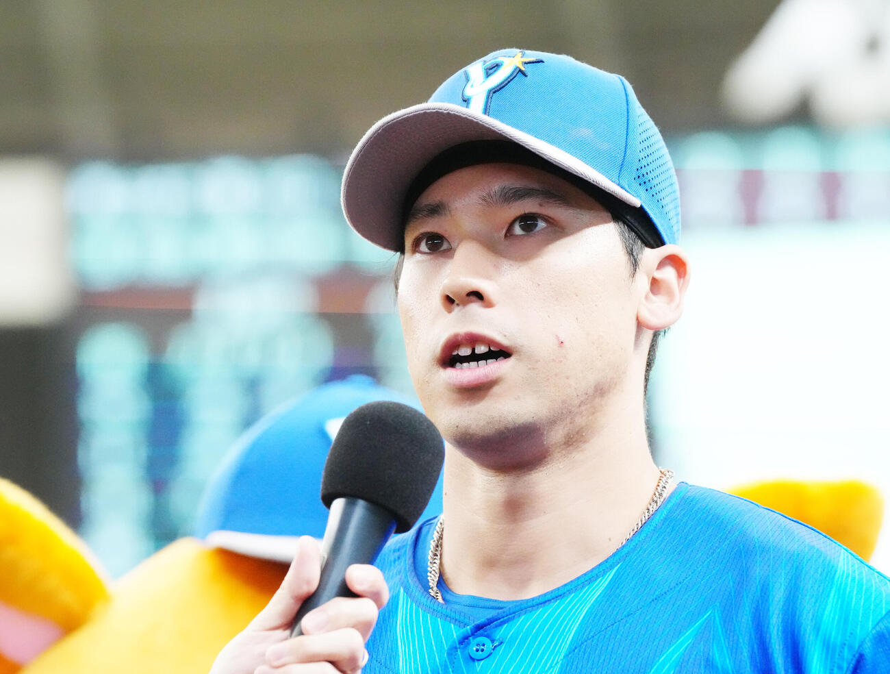 交流戦　西武対DeNA　試合後、インタビューを受けるDeNA尾形崇斗（撮影・江口和貴）
