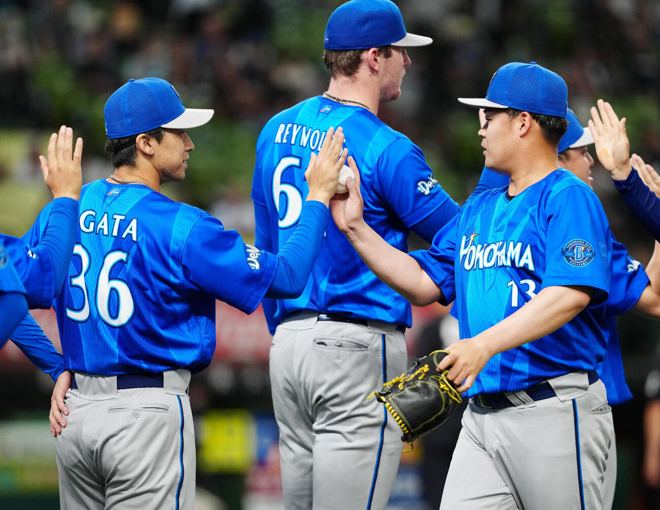 交流戦　西武対DeNA　試合後、DeNA伊勢大夢（右）からウイニングボールを受け取る尾形崇斗（撮影・江口和貴）