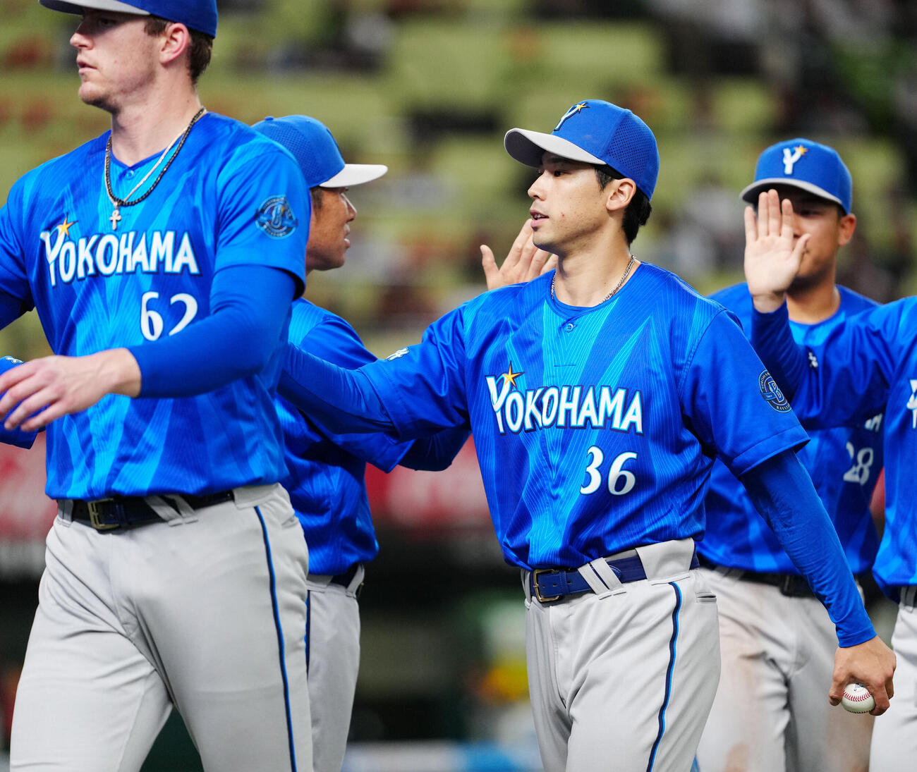 交流戦　西武対DeNA　試合後、DeNA相川亮二監督（左から2人目）とタッチを交わした尾形崇斗（撮影・江口和貴）
