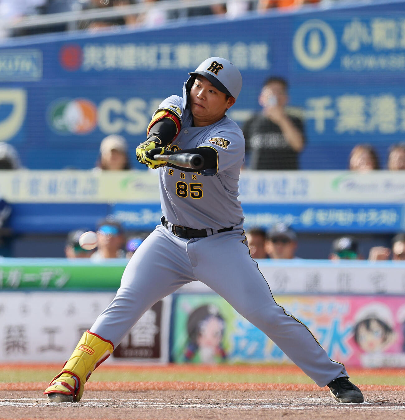 ロッテ対阪　9回表阪神2死一、二塁、嶋村麟士朗は内野安打を放つ（撮影・藤尾明華）