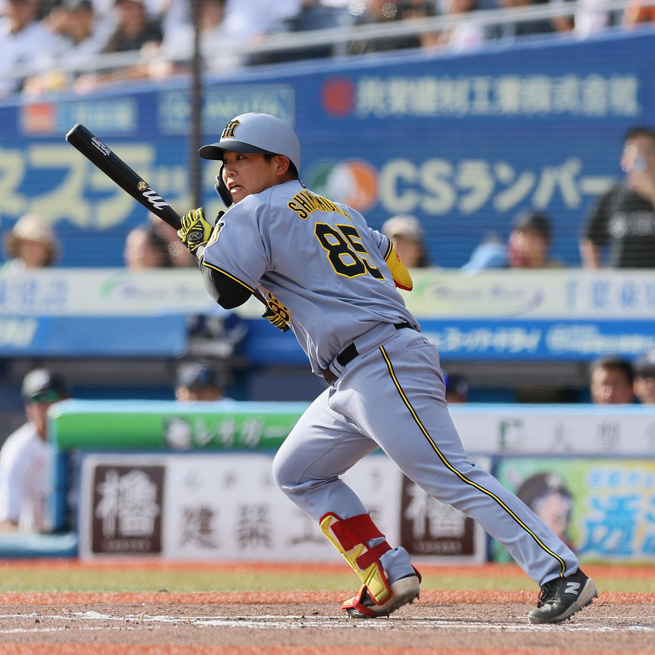 ロッテ対阪　9回表阪神2死一、二塁、嶋村麟士朗は内野安打を放つ（撮影・藤尾明華）