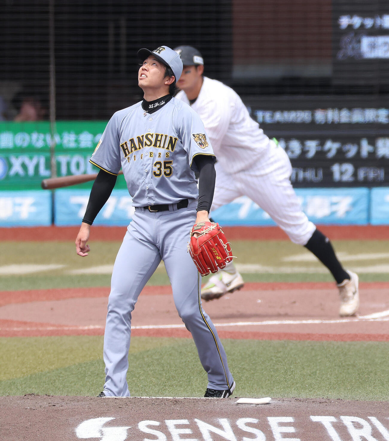ロッテ対阪神　2回裏ロッテ無三塁死、佐藤都志也の犠飛で先制を許す才木浩人（撮影・河田真司）